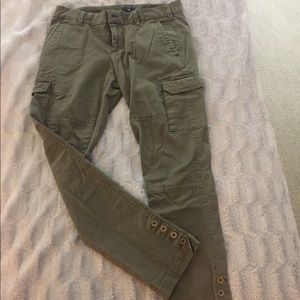 Women’s olive green cargo skinny leg pant.